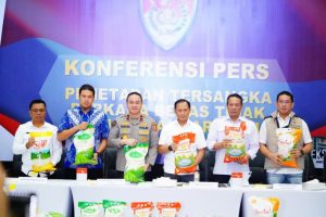 Bareskrim Polri menetapkan tiga tersangka dari PT Pangan Indah Makmur (PIM) terkait produksi dan peredaran beras premium merek Sania, Fortune, Sovia, dan Siip