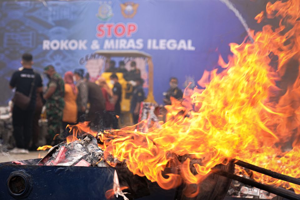 Musnahkan Rp7,51 Miliar Rokok dan MMEA Ilegal