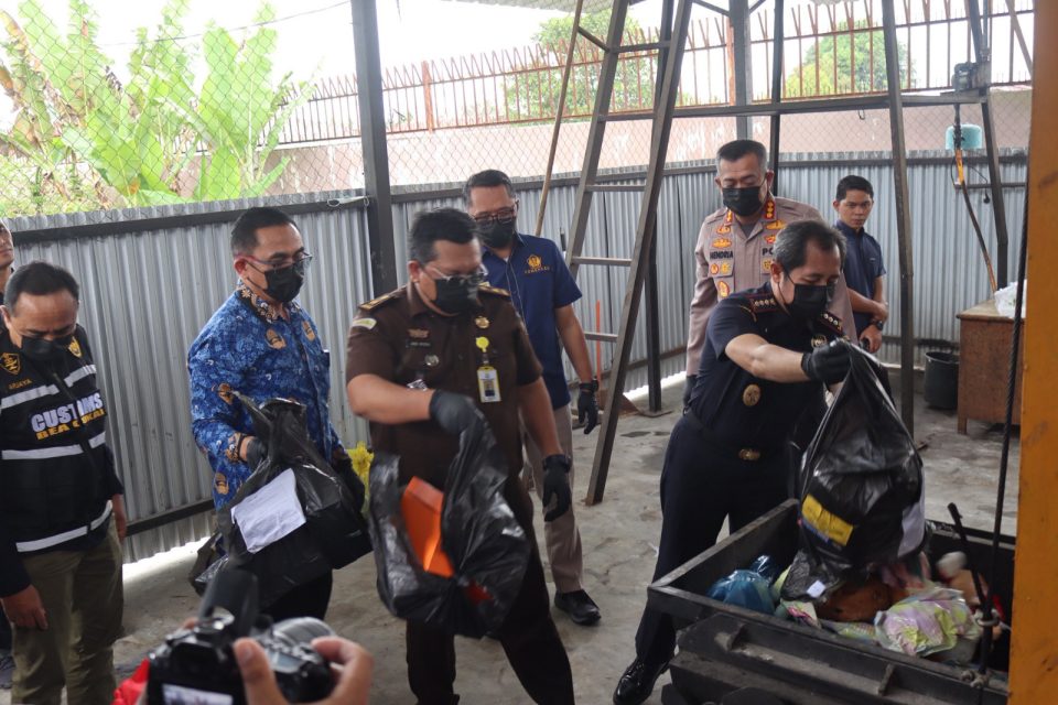 Musnahkan Barang Ilegal Senilai Rp388 Juta