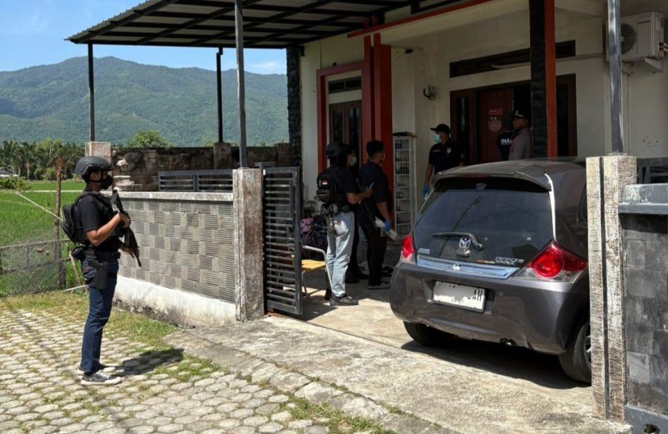 Kabid Humas Polda Aceh Kombes Pol Joko Krisdiyanto membenarkan penangkapan tersebut. “Informasi sementara memang benar, ada dua ASN di Aceh yang ditangkap oleh Densus 88 terkait terorisme.
