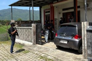 Kabid Humas Polda Aceh Kombes Pol Joko Krisdiyanto membenarkan penangkapan tersebut. “Informasi sementara memang benar, ada dua ASN di Aceh yang ditangkap oleh Densus 88 terkait terorisme.