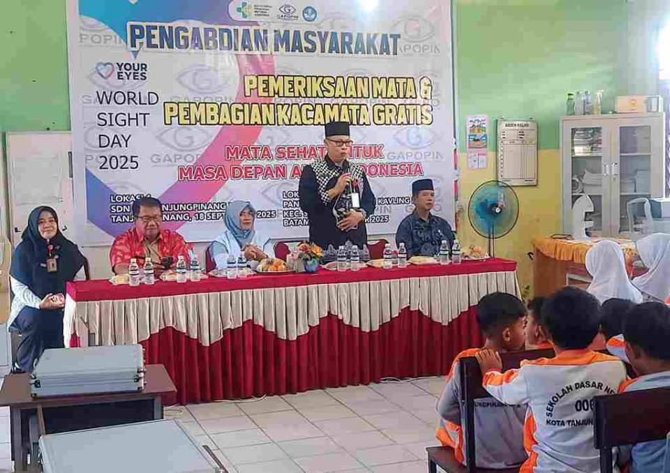 Bagikan Kacamata Gratis di Tanjungpinang