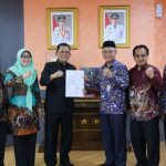Gubernur Ansar didampingi Plt Inspektir Daerah Kepri TS Arif Fadilah dan Asisten III Misni berfoto bersama Hisyam Wahyudi beserta rombongan. (Enji/Diskominfo Kepri)