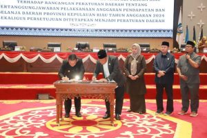 andatanganan pengesahan Ranperda LPj APBD Kepri 2024 menjadi Perda oleh Gubernur Kepri Ansar Ahmad dan Ketua DPRD Kepri Iman Sutiawan dan disaksikan unsur Pimpinan DPRD Kepri.