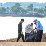 Gubernur Ansar Ahmad bersama sejumlah Kepala OPD Pemprov Kepri melaksanakan gotong royong di kawasan Taman Gurindam XII, Tepi Laut Tanjungpinang, Kamis (7/8/2025).