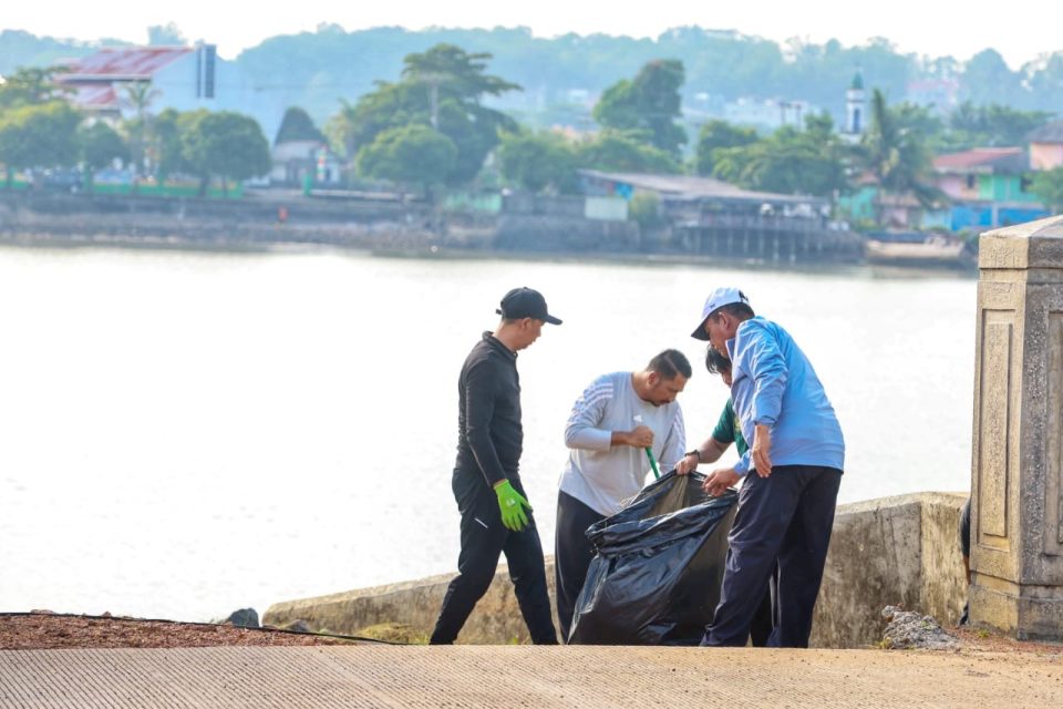 Gubernur Ansar Ahmad bersama sejumlah Kepala OPD Pemprov Kepri melaksanakan gotong royong di kawasan Taman Gurindam XII, Tepi Laut Tanjungpinang, Kamis (7/8/2025).