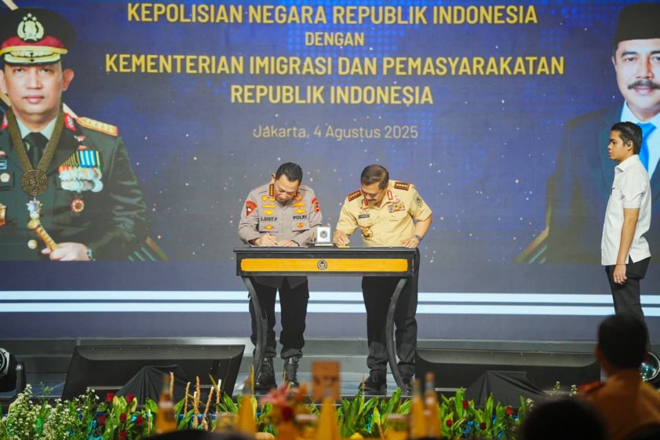 Kapolri Jenderal Listyo Sigit Prabowo menandatangani nota kesepahaman (MoU) dengan Menteri Imigrasi dan Pemasyarakatan (Imipas) Agus Andrianto di Hotel Shangri-La, Jakarta, Senin (4/8/2025).