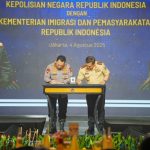 Kapolri Jenderal Listyo Sigit Prabowo menandatangani nota kesepahaman (MoU) dengan Menteri Imigrasi dan Pemasyarakatan (Imipas) Agus Andrianto di Hotel Shangri-La, Jakarta, Senin (4/8/2025).