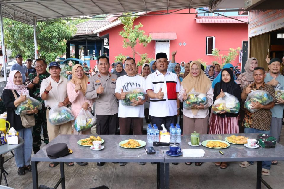 Salurkan 550 Paket Sembako untuk Warga Tiban Palm