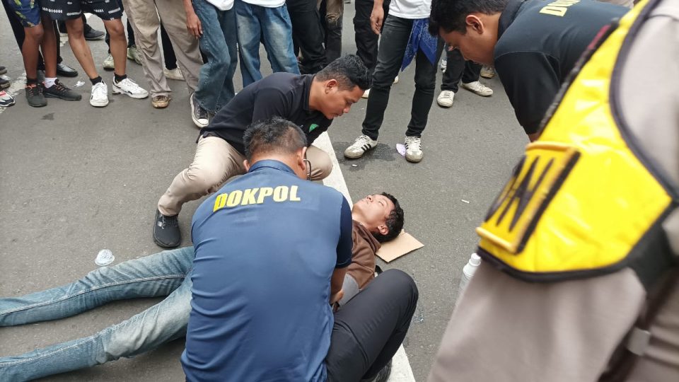 Tim Medis Sigap Beri Pertolongan