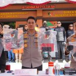 Kapolda Bali Irjen Pol Daniel Adityajaya memimpin konferensi pers di lobi Ditreskrimum Polda Bali pada Jumat (1/8/2025)