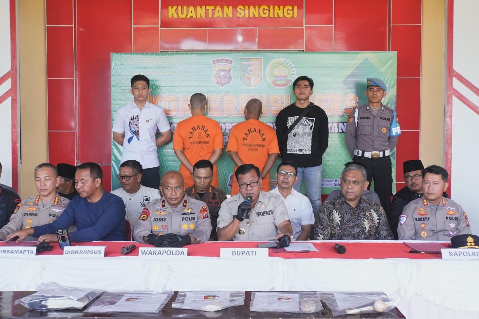Polda Riau bersama Polres Kuansing menggelar konferensi pers terkait hasil Operasi Penertiban Pertambangan Tanpa Izin (PETI) Kuantan 2025, Minggu (3/8/2025),