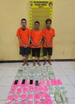 Dari lokasi, polisi mengamankan empat pria, tiga di antaranya ditetapkan sebagai tersangka utama yakni RR (32), IS (45), dan FM (42), serta satu orang lainnya berinisial FA yang hasil tes urinenya positif narkotika.