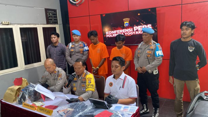 Pelemparan Molotov di Sejumlah Pos Polisi.