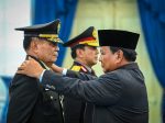 Anugerahkan Pangkat Jenderal Kehormatan kepada Dua Purnawirawan