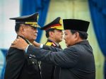 Anugerahkan Pangkat Jenderal Kehormatan kepada Dua Purnawirawan