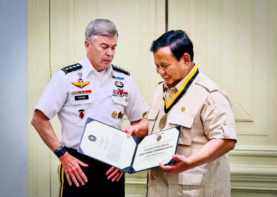 Jenderal Bryan Fenton menyerahkan medali kehormatan U.S. Special Operations Command (USSOCOM) kepada Presiden Prabowo Subianto di Istana Merdeka, Jakarta, pada Senin, 4 Agustus 2025. (Foto: BPMI Setpres) Read more: https://setkab.go.id/presiden-prabowo-terima-medali-kehormatan-dari-komando-operasi-khusus-as-di-istana-merdeka/
