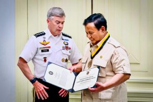 Jenderal Bryan Fenton menyerahkan medali kehormatan U.S. Special Operations Command (USSOCOM) kepada Presiden Prabowo Subianto di Istana Merdeka, Jakarta, pada Senin, 4 Agustus 2025. (Foto: BPMI Setpres) Read more: https://setkab.go.id/presiden-prabowo-terima-medali-kehormatan-dari-komando-operasi-khusus-as-di-istana-merdeka/