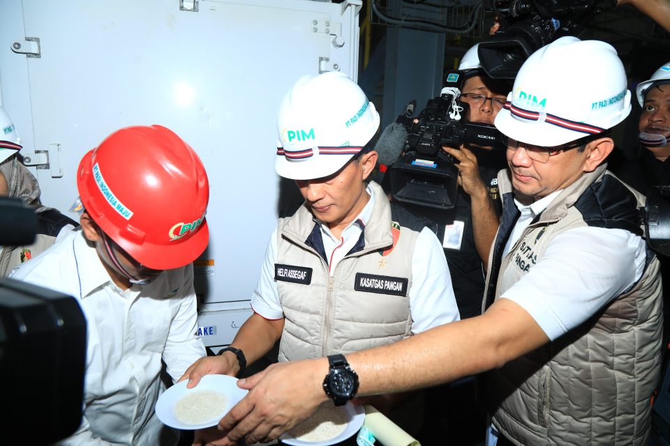 Satgas Pangan Polri menggelar rekonstruksi lapangan di fasilitas produksi PT Padi Indonesia Maju, Kawasan Industri Terpadu Wilmar, Serang, Banten