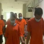 Aparat berhasil membongkar jaringan narkoba lintas kecamatan dan menangkap lima orang tersangka yang terlibat dalam mata rantai distribusi barang haram tersebut.