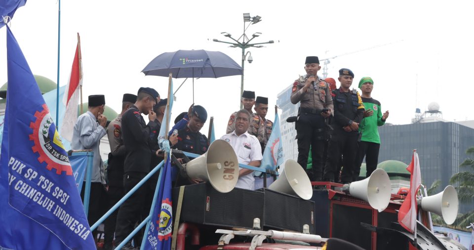 Aksi Damai Buruh di Depan Gedung DPR
