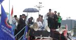 Aksi Damai Buruh di Depan Gedung DPR